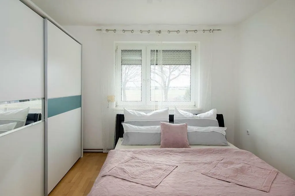 Private Rooms And Appartments Vienna 22 Apartment