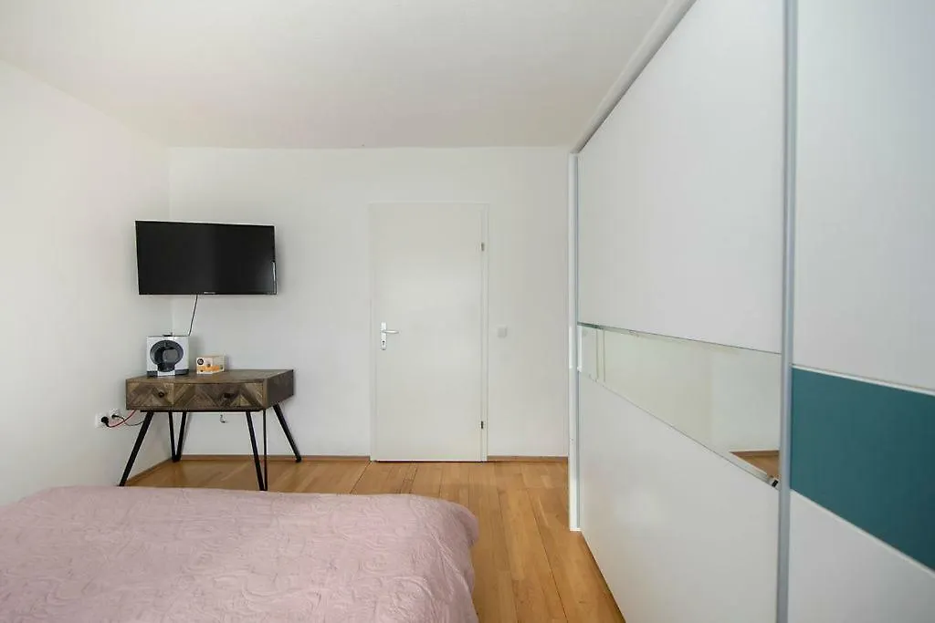 Private Rooms And Appartments Vienna 22 Apartment